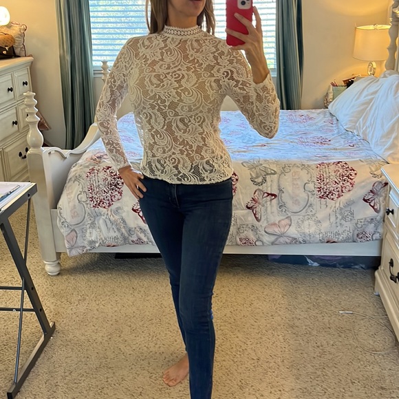 White lace top size M button back of neck - Picture 3 of 6